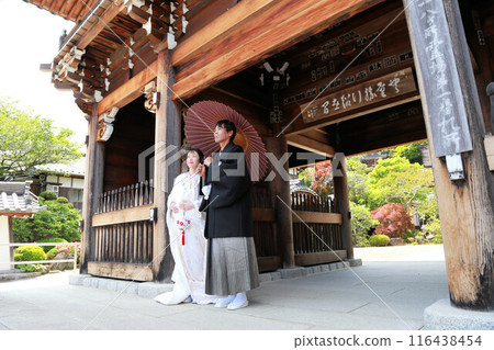 Japanese style wedding, Japanese style photo wedding, location photo shoot in white kimono and crested hakama, bridal photo 116438454