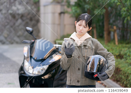 女騎車人表情困擾 116439049