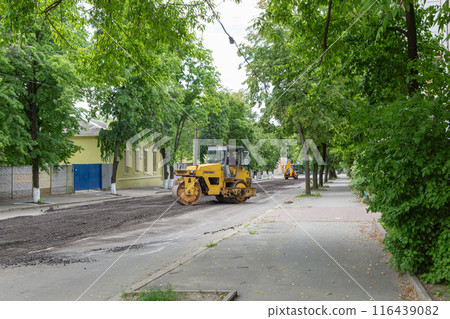 [烏克蘭] 黃色壓路機維護哈爾科夫市樹木環繞的街道 116439082
