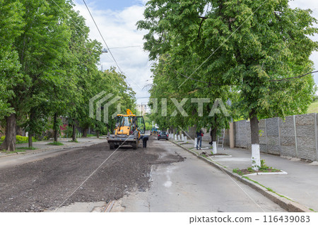 [烏克蘭] 黃色壓路機維護哈爾科夫市樹木環繞的街道 116439083