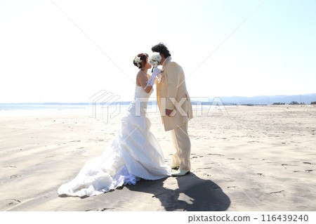 隱藏在花束後方的吻戲，婚紗照海上外景拍攝 116439240