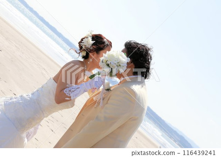 隱藏在花束後方的吻戲，婚紗照海上外景拍攝 116439241