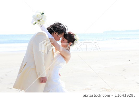 新娘穿著婚紗和新郎穿著燕尾服的照片 婚禮海上外景拍攝 新娘穿著婚紗和新郎穿著燕尾服的照片 婚禮海上外景拍攝 116439293