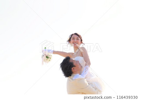 新娘穿著婚紗和新郎穿著燕尾服的照片 婚禮海上外景拍攝 116439330