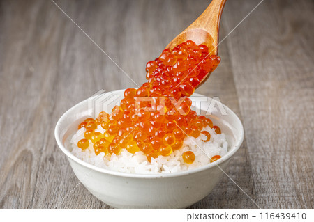 Eat rice with plenty of salmon roe on top 116439410