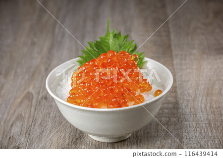 Eat rice with plenty of salmon roe on top 116439414