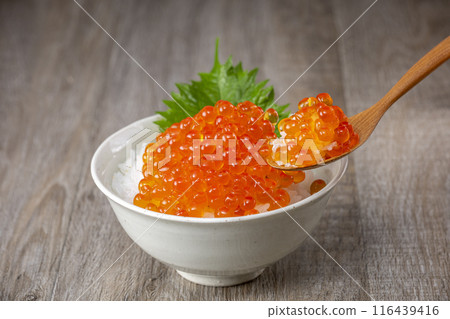 Eat rice with plenty of salmon roe on top 116439416