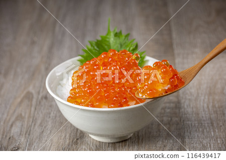 Eat rice with plenty of salmon roe on top 116439417