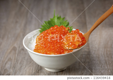 Eat rice with plenty of salmon roe on top 116439418