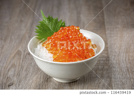 Eat rice with plenty of salmon roe on top 116439419
