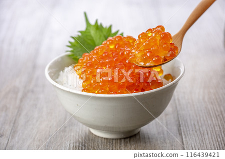 Eat rice with plenty of salmon roe on top 116439421