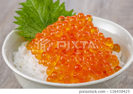 Eat rice with plenty of salmon roe on top 116439425