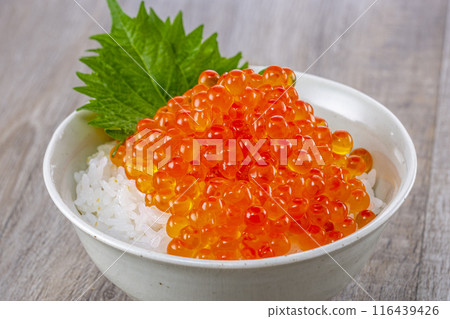 Eat rice with plenty of salmon roe on top 116439426