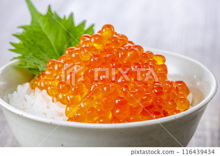 Eat rice with plenty of salmon roe on top 116439434