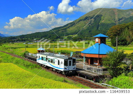 [熊本縣] 晴天的南阿蘇鐵路無軌電車和阿蘇山（白水高原站） 116439553
