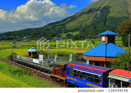 [熊本縣] 晴天的南阿蘇鐵路無軌電車和阿蘇山（白水高原站） 116439556