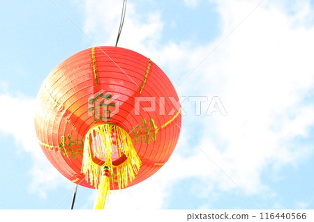 燈籠在蔚藍的天空中閃耀 燈籠在蔚藍的天空中閃耀 116440566