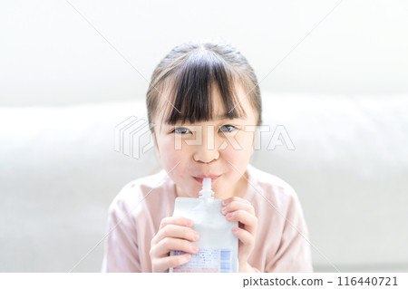 女孩喝奇亞籽果汁 女孩喝奇亞籽果汁 116440721