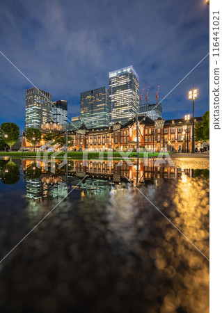 東京車站的雨夜景 116441021