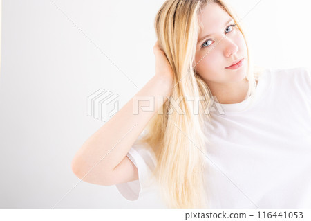 Blonde woman looking at the camera 116441053