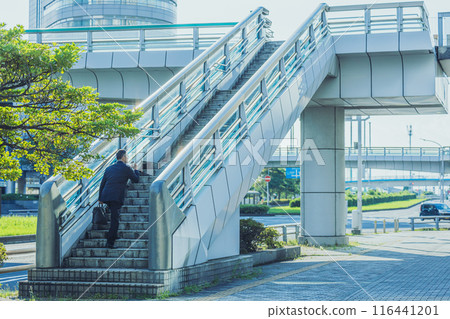 喝咖啡的中年辦公室職員 116441201