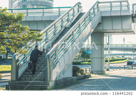喝咖啡的中年辦公室職員 116441202