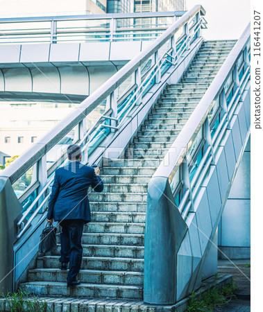 喝咖啡的中年辦公室職員 116441207