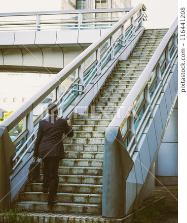 喝咖啡的中年辦公室職員 116441208