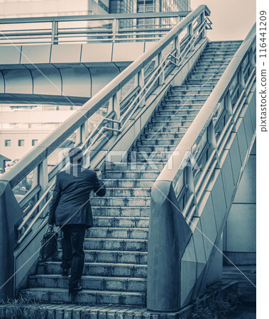 喝咖啡的中年辦公室職員 116441209