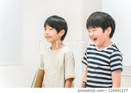 和朋友一起學習的小學男生 116442177