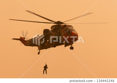 比利時空軍 WS-61 海王救援直升機在黃昏 比利時空軍 WS-61 海王救援直升機在黃昏 116442248