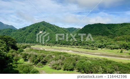 從穿過栃木縣日光市的國道121號線眺望男鹿川和山脈 從穿過栃木縣日光市的國道121號線眺望男鹿川和山脈 116442396