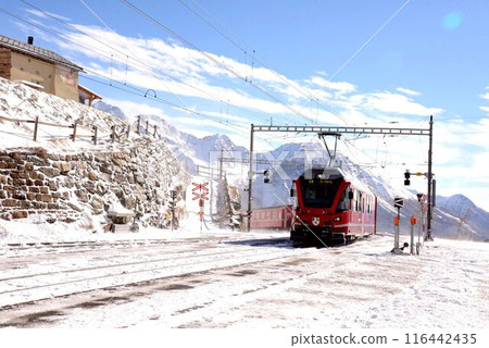 從山腳上來的火車是受歡迎的Alpgrüm車站。 116442435