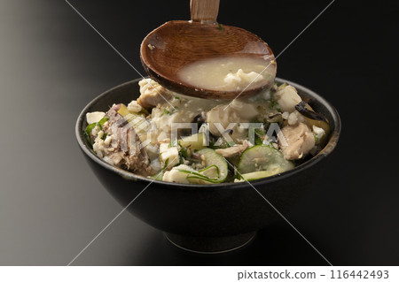 Pour cold soup over rice 116442493