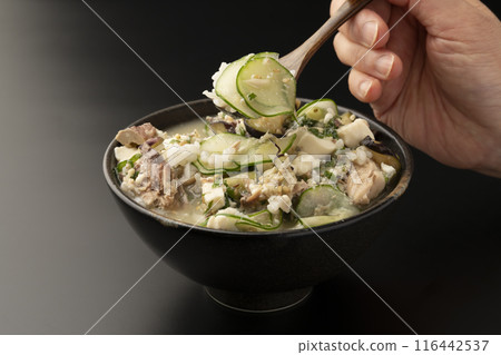 Pour the cold soup over the rice and lift it up with a spoon. 116442537