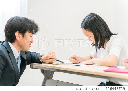 Elementary school, junior high school, and high school children (girls) who are taught by teachers to study in cram school/school classrooms Elementary school, junior high school, and high school children (girls) who are taught by teachers to study in cram school/school classrooms 116442729