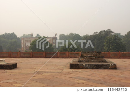 從印度德里胡馬雍陵的屋頂看去 從印度德里胡馬雍陵的屋頂看去 116442730