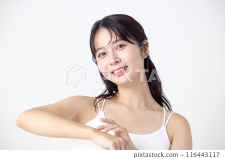 美麗形象:穿著吊帶背心的女人 美麗形象:穿著吊帶背心的女人 116443117