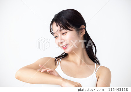 美麗形象：穿著吊帶背心的女人 116443118