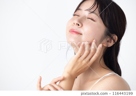 Beauty image: A woman doing skin care 116443199