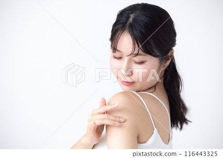 美容形象:做皮膚護理的女人 美容形象:做皮膚護理的女人 116443325