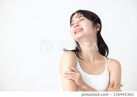 美麗形象：穿著吊帶背心的女人 116443362