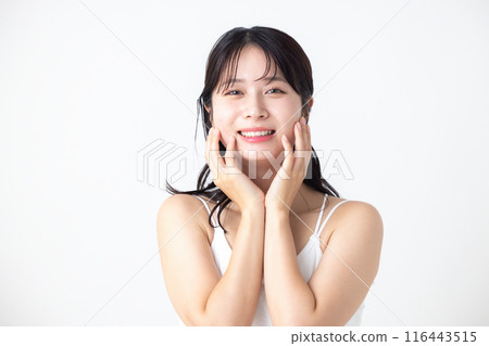 美女形象:穿著吊帶背心對著鏡頭微笑的女人 美女形象:穿著吊帶背心對著鏡頭微笑的女人 116443515