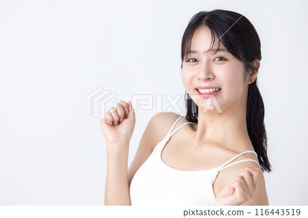 美麗形象：穿著吊帶背心的女人 116443519
