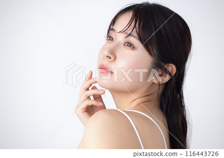 美麗形象:穿著吊帶背心的年輕女子 美麗形象:穿著吊帶背心的年輕女子 116443726