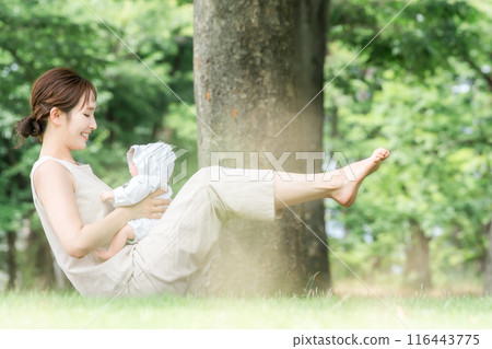 年輕的亞洲女性穿著瑜伽服在公園裡做嬰兒瑜伽 116443775