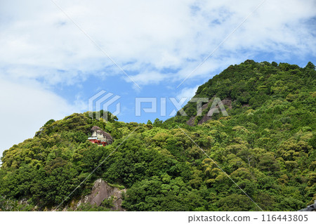 Kamikura Shrine (view of the deity Gotobiki Rock and the main shrine) [Shingu City, Wakayama Prefecture] 116443805