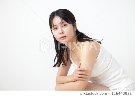 美麗形象:穿著吊帶背心的女人 美麗形象:穿著吊帶背心的女人 116443981