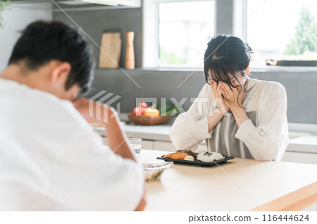 Couple eating lunch, man and woman (newlyweds, married life) 116444624