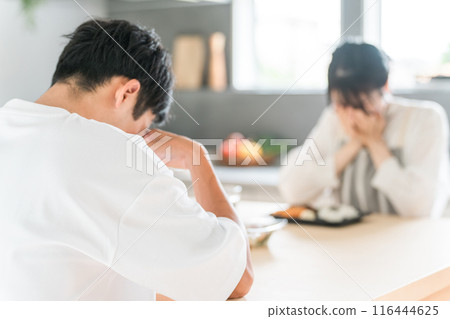 Couple eating lunch, man and woman (newlyweds, married life) 116444625